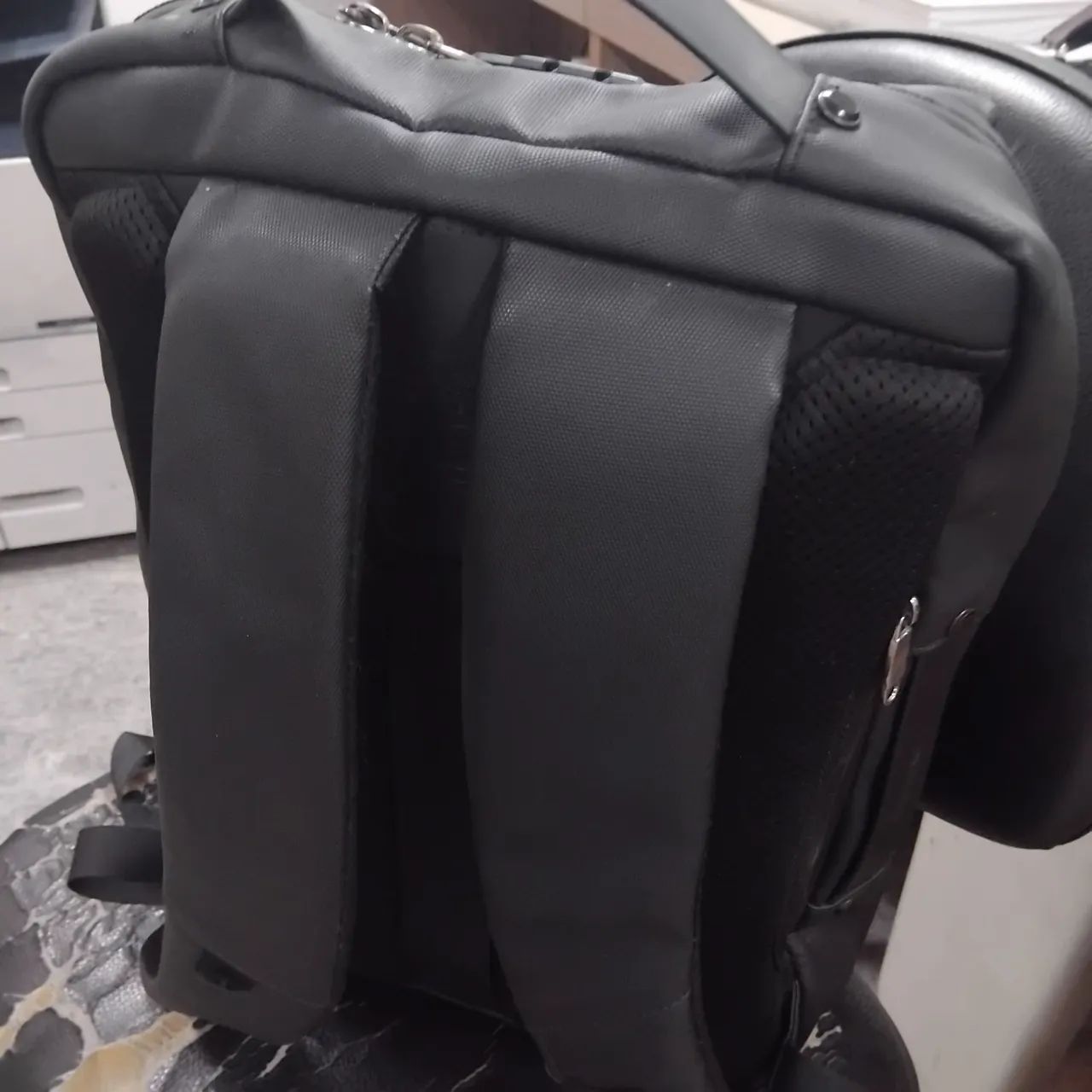 Vendo mochila preta usada - Foto 2