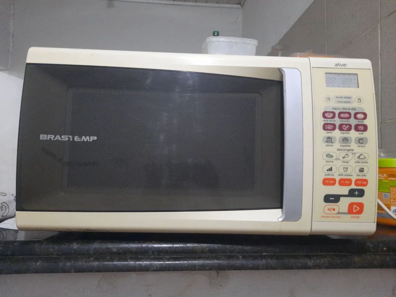 vende-se micro-ondas em bom estado pouco tempo de uso 