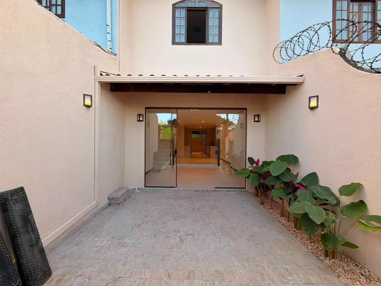 Casa Geminada com 3 quartos 2 banheiros 2 vagas - Foto 2