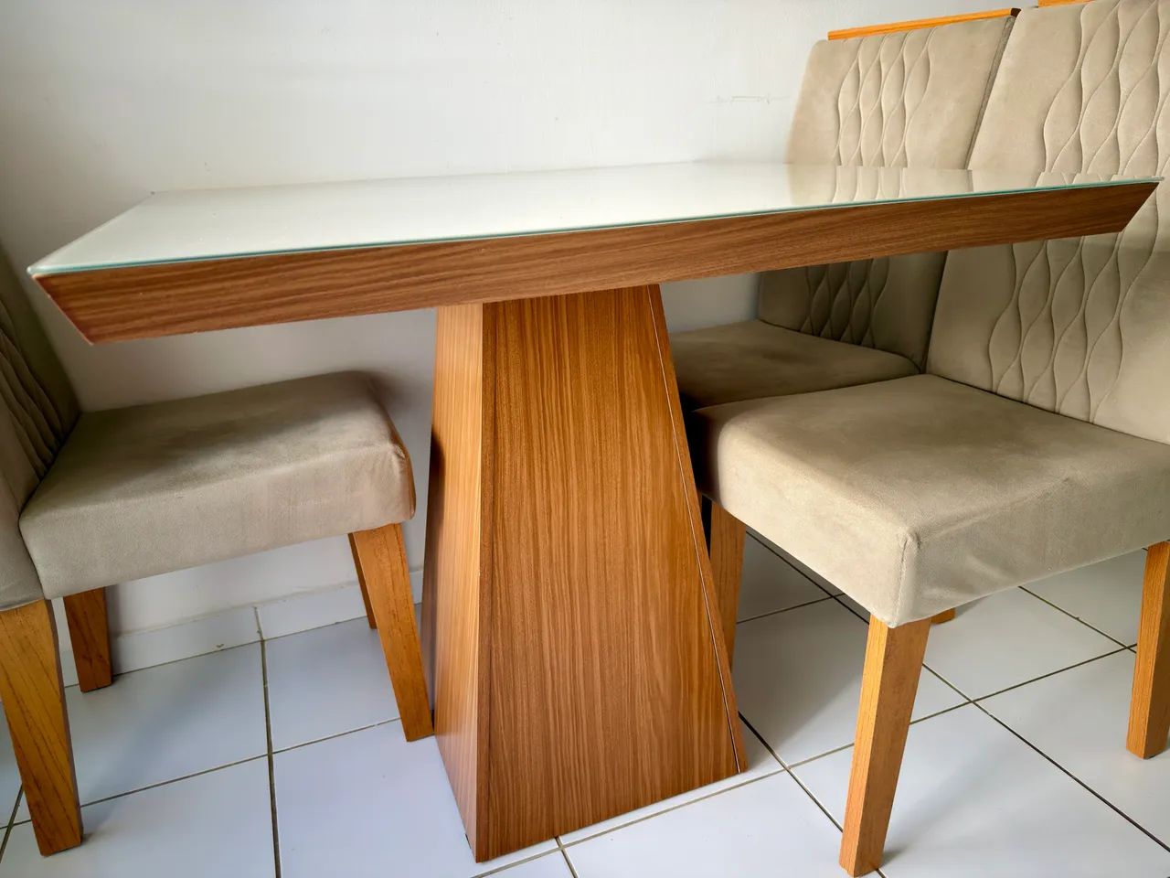 Conjunto de Jantar Moderno - Mesa + 4 Cadeiras Estofadas - Foto 2