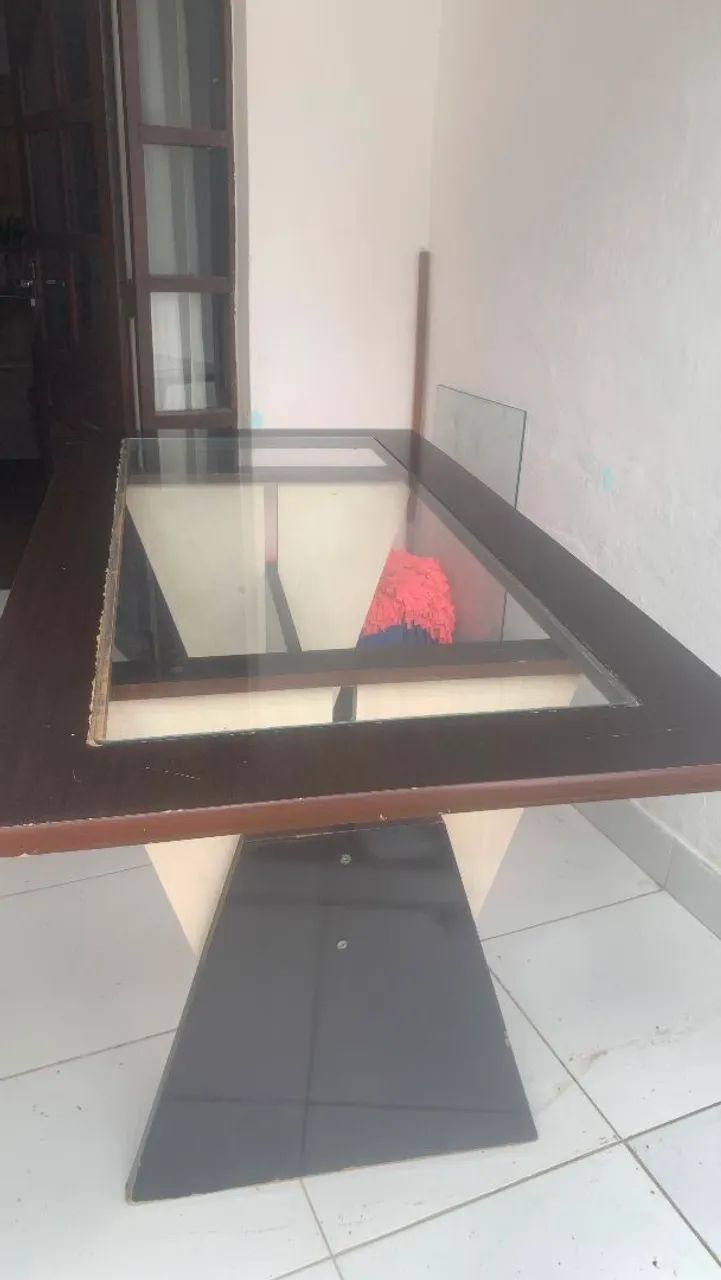 Mesa tampo de vidro pra vender, sem as cadeiras 