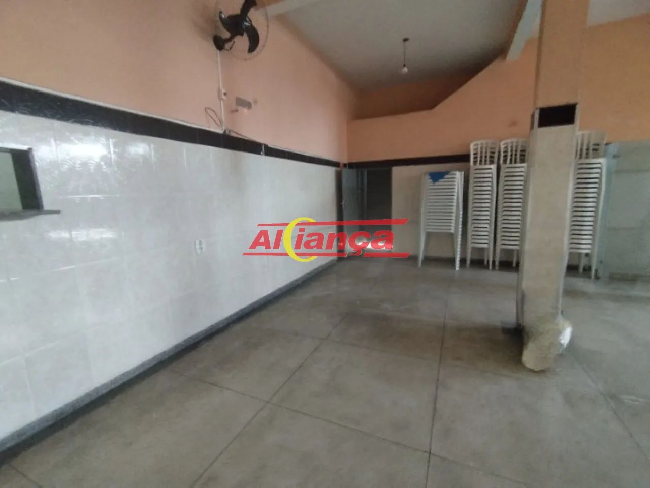 CASA DE ESQUINA COM SALÃO COMERCIAL - Foto 4