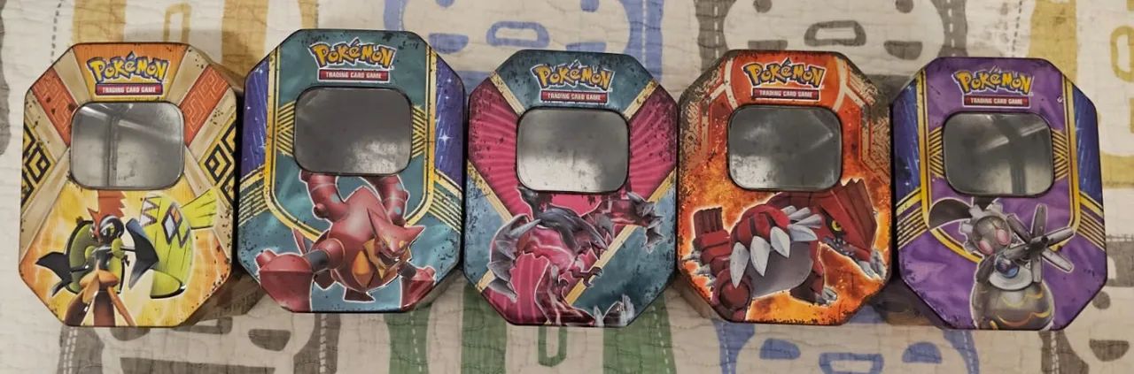Conjunto Pokemon TCG (latas, broche, moedas e boneco)