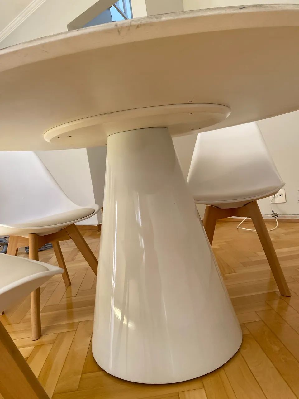 Mesa branca redonda laqueada 124 cm de diâmetro com 4 cadeiras - Foto 2