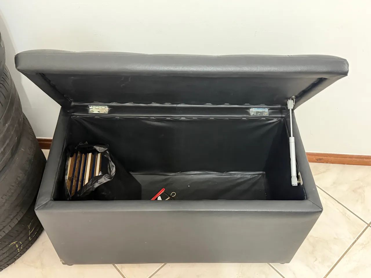 Single Storage Chest with Button-Tufted Design and Bed-Foot Storage Function65704315798785121