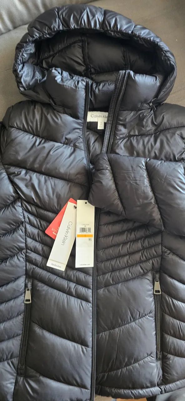 Jaqueta puffer Calvin Klein preta nova - Foto 2