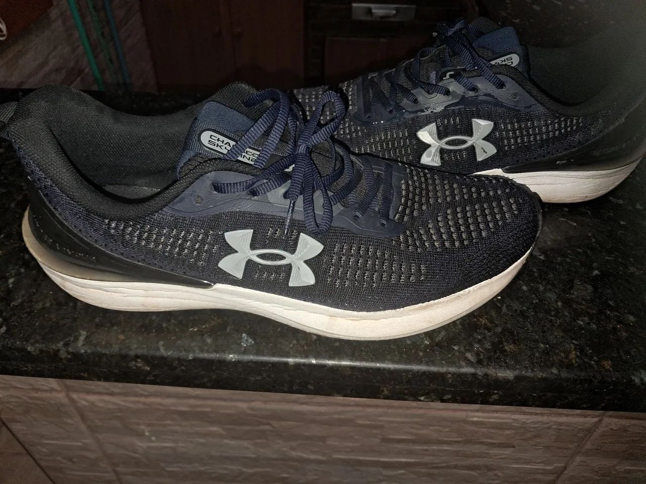 Tenis underarmour , ótimo estado 