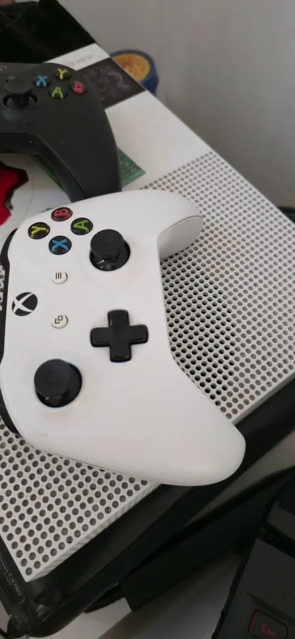 XBOX ONE S 1TB + 2 CONTROLES - Foto 2