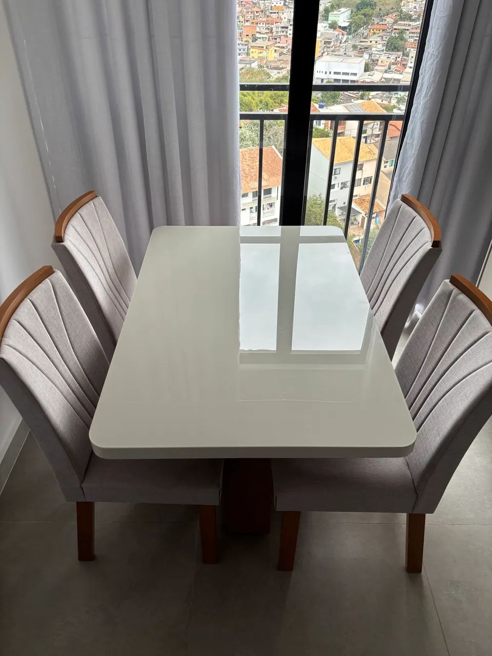 Mesa de Jantar com 4 Cadeiras - Excelente Estado - Foto 2
