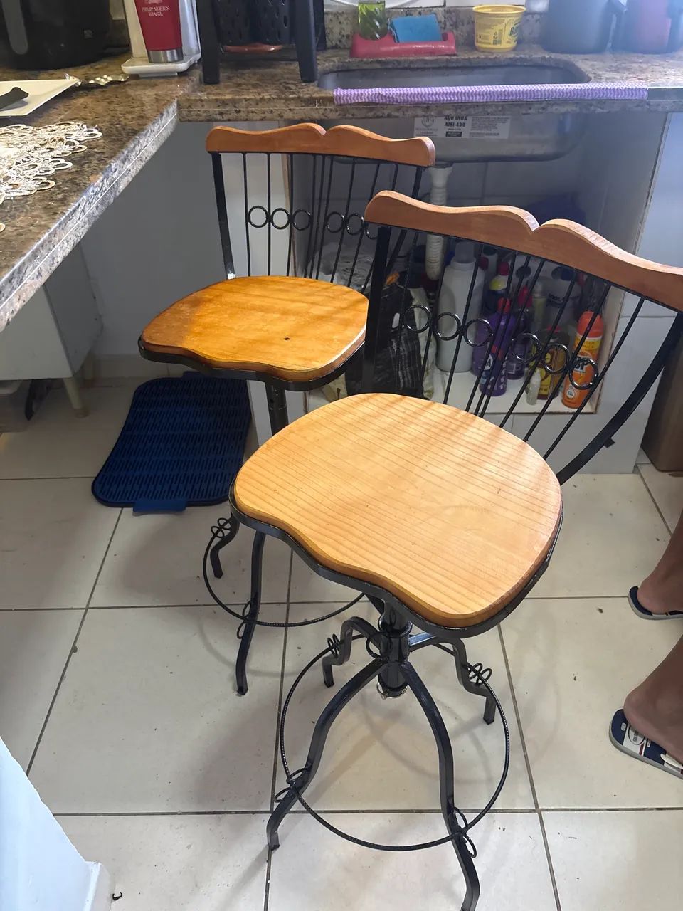 Banquetas de madeira e ferro