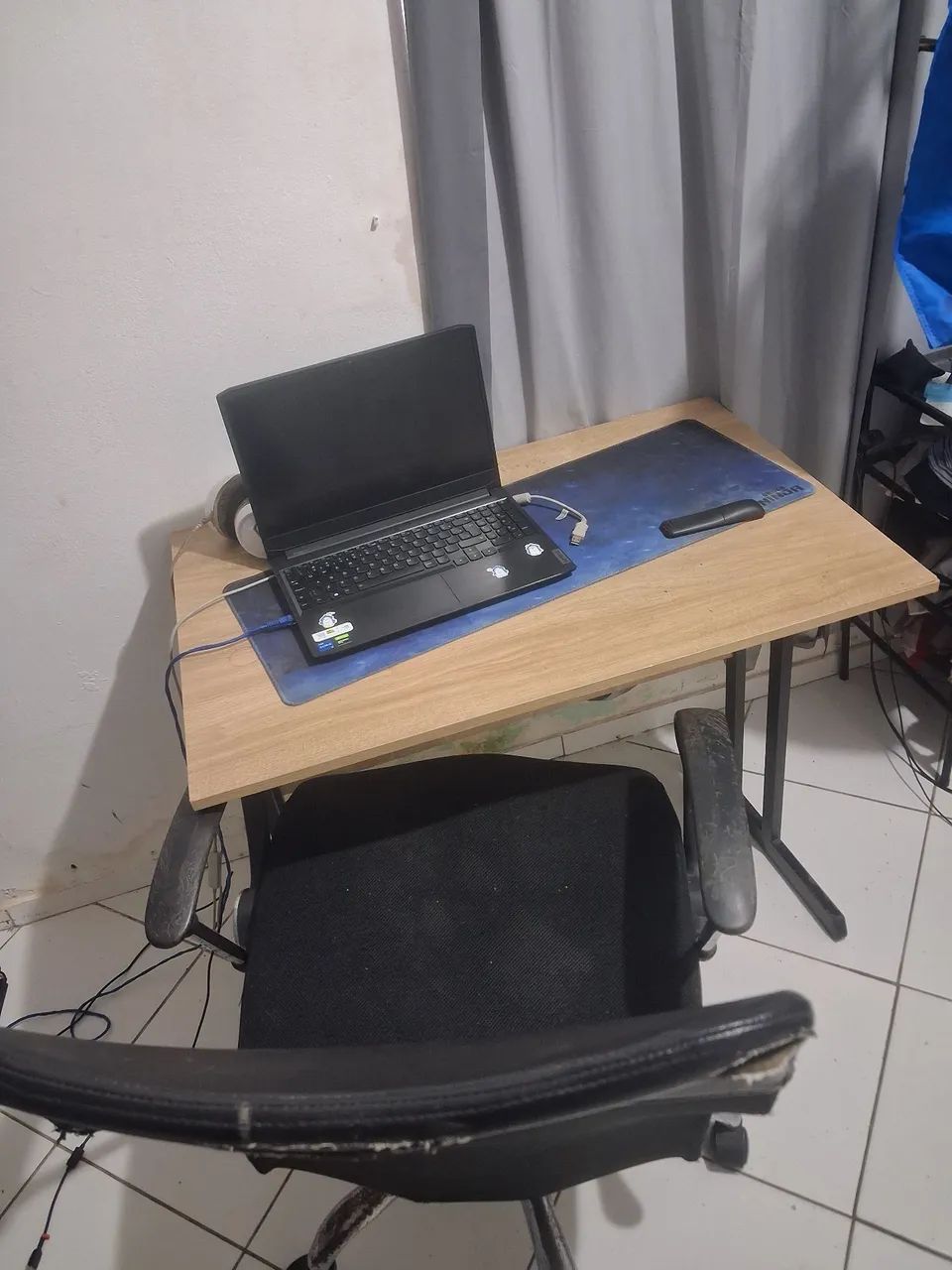 Mesa e cadeia de escritório 