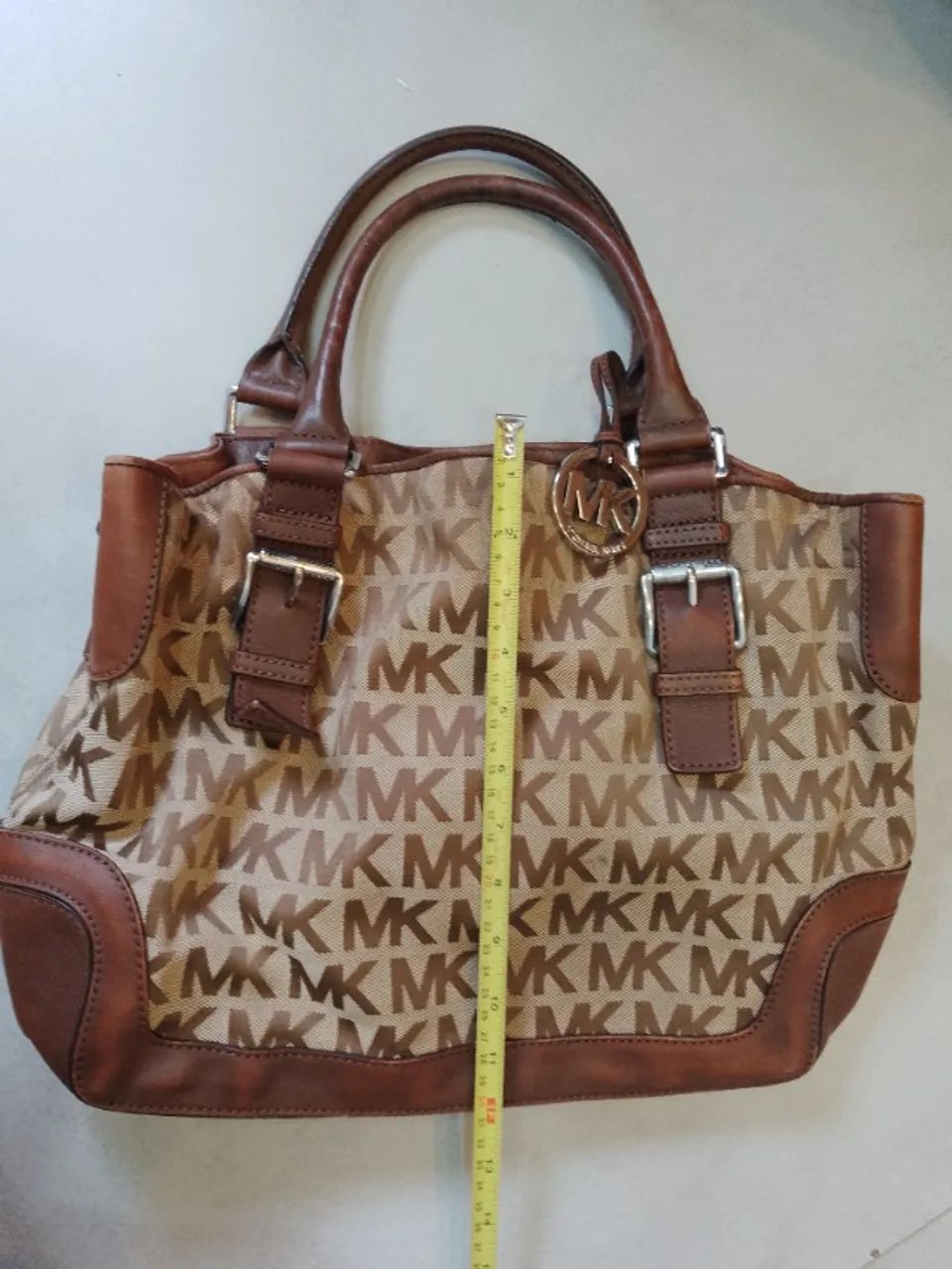 Bolsa original Michael Kors importada de Miami estampa monograma detalhes em couro marrom - Foto 3