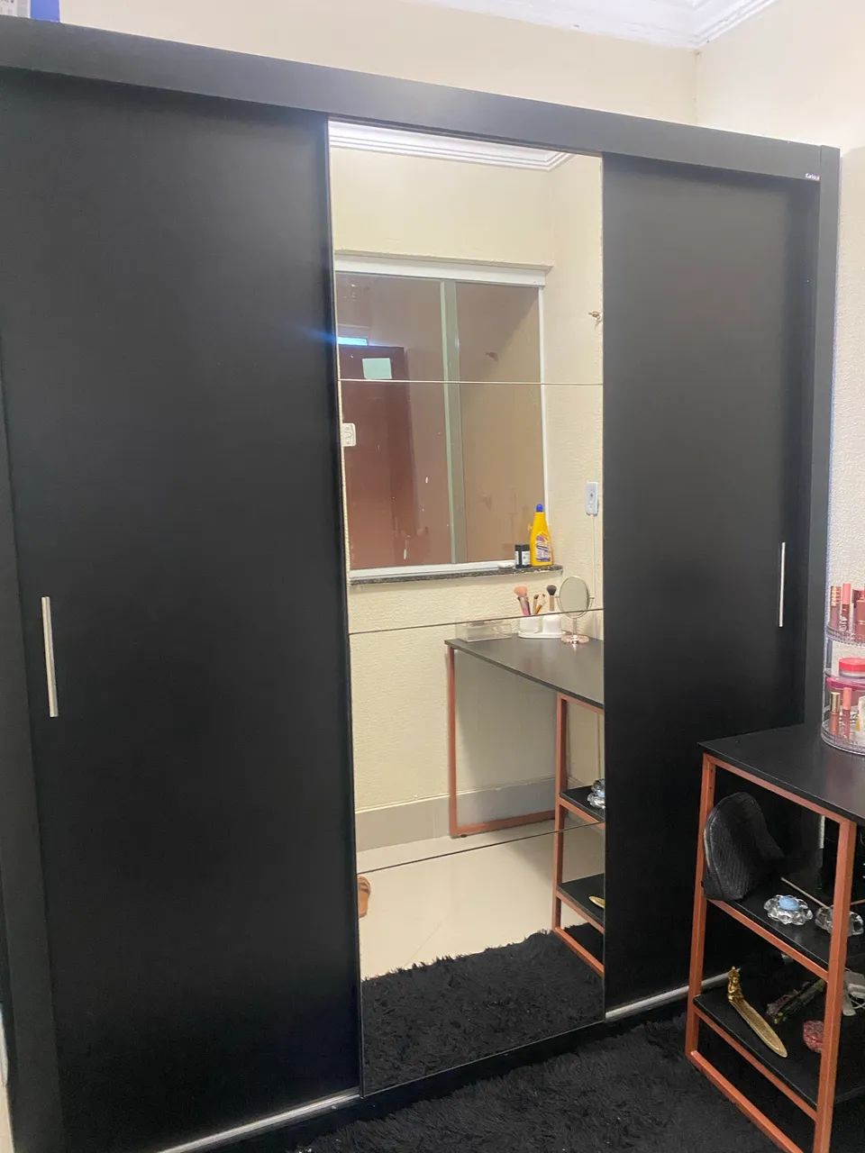 Guarda roupas e escrivaninha