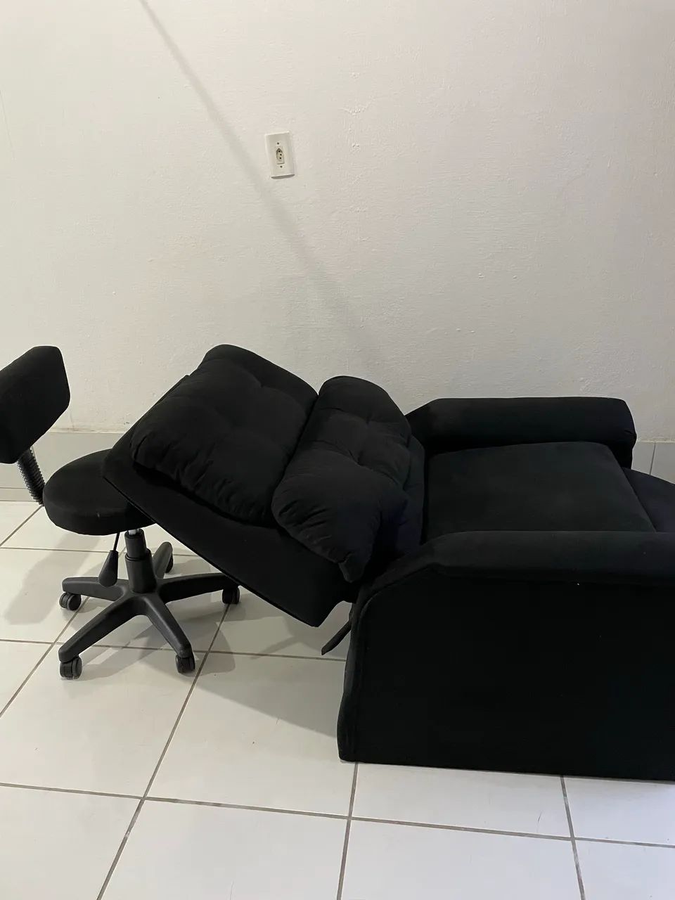 Poltrona reclinável , ideal para quem trabalha com cílios  - Foto 4