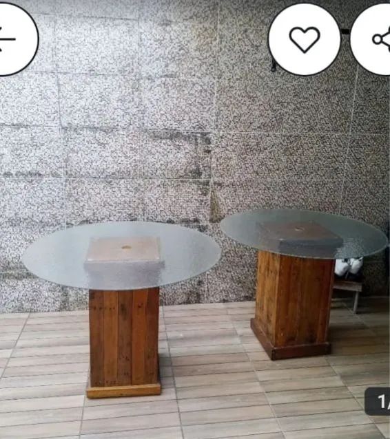  mesas de vidro com base de madeira 