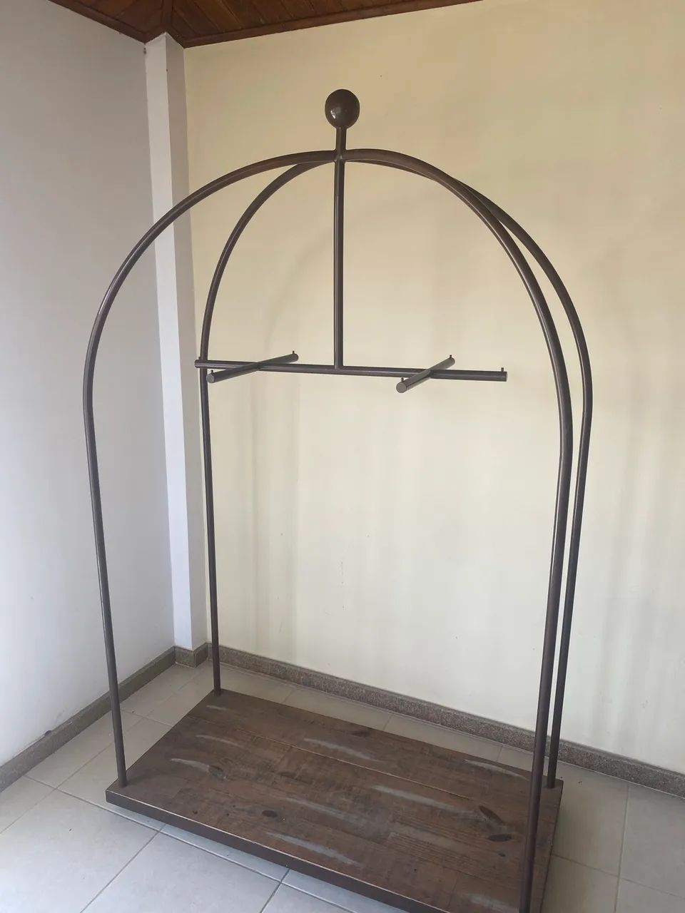 Arara de Roupa Gaiola Industrial com Base de Madeira - Oportunidade
