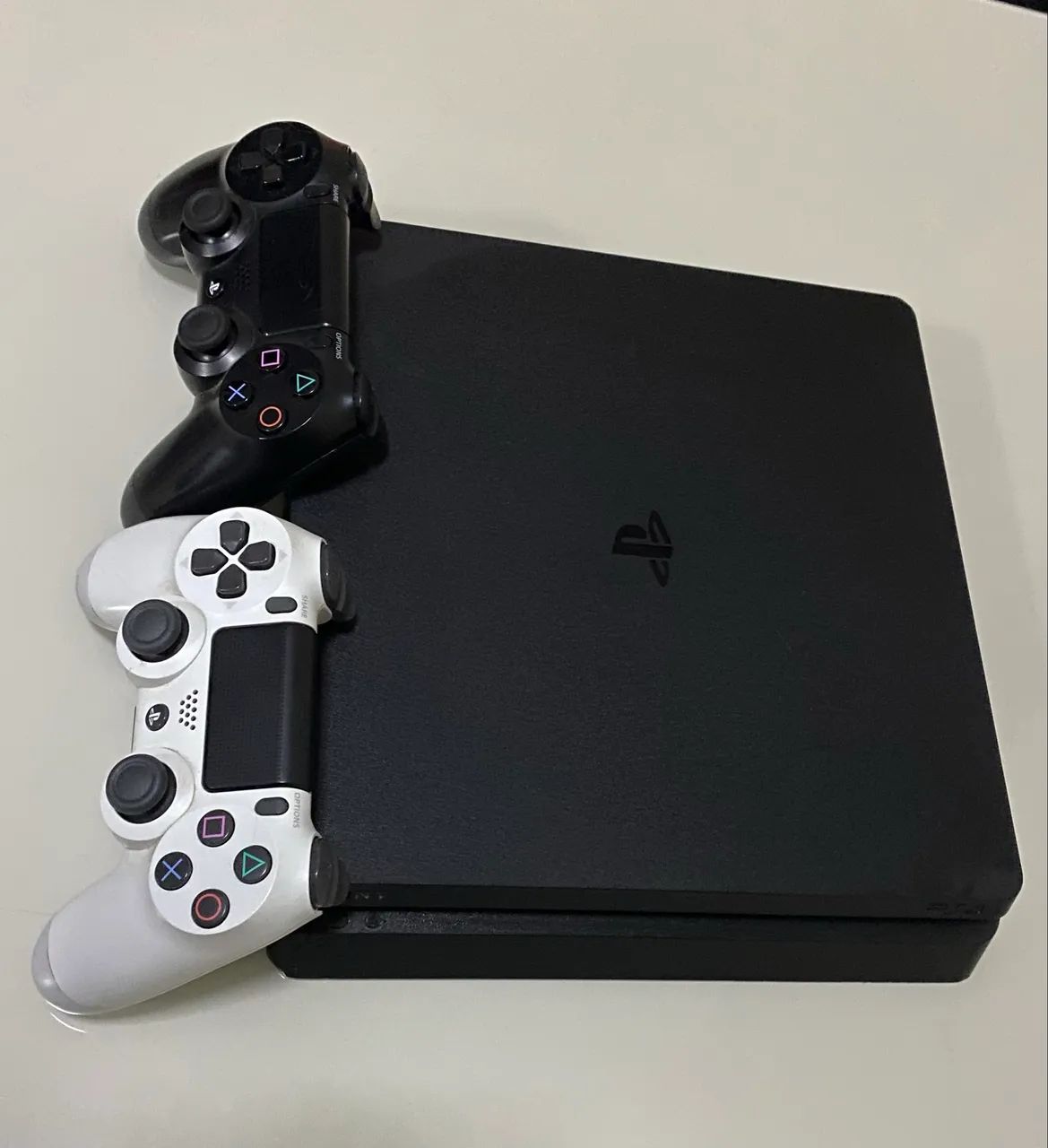 PlayStation 4 com 2 controles 