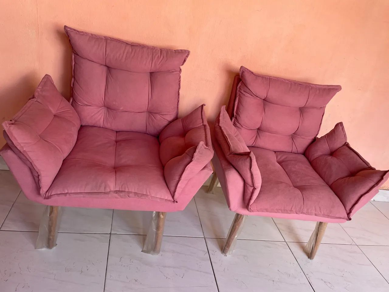 Poltronas lindas as duas por 350,00 - Foto 3