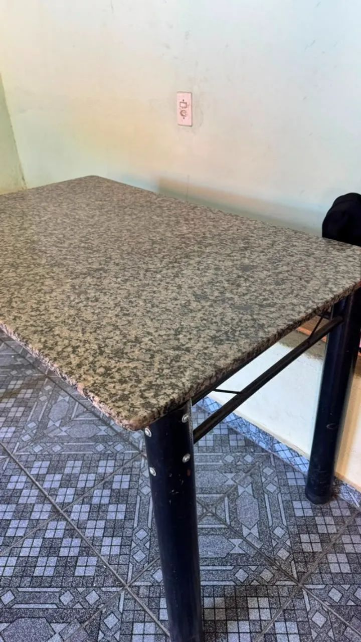 MESA QUADRADA EM GRANITO