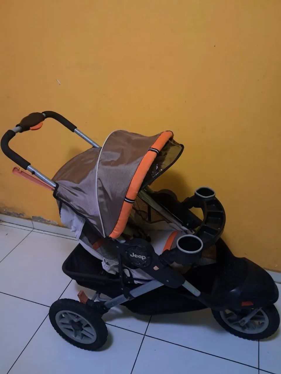 Carrinho de bebê jeep bem conservado 