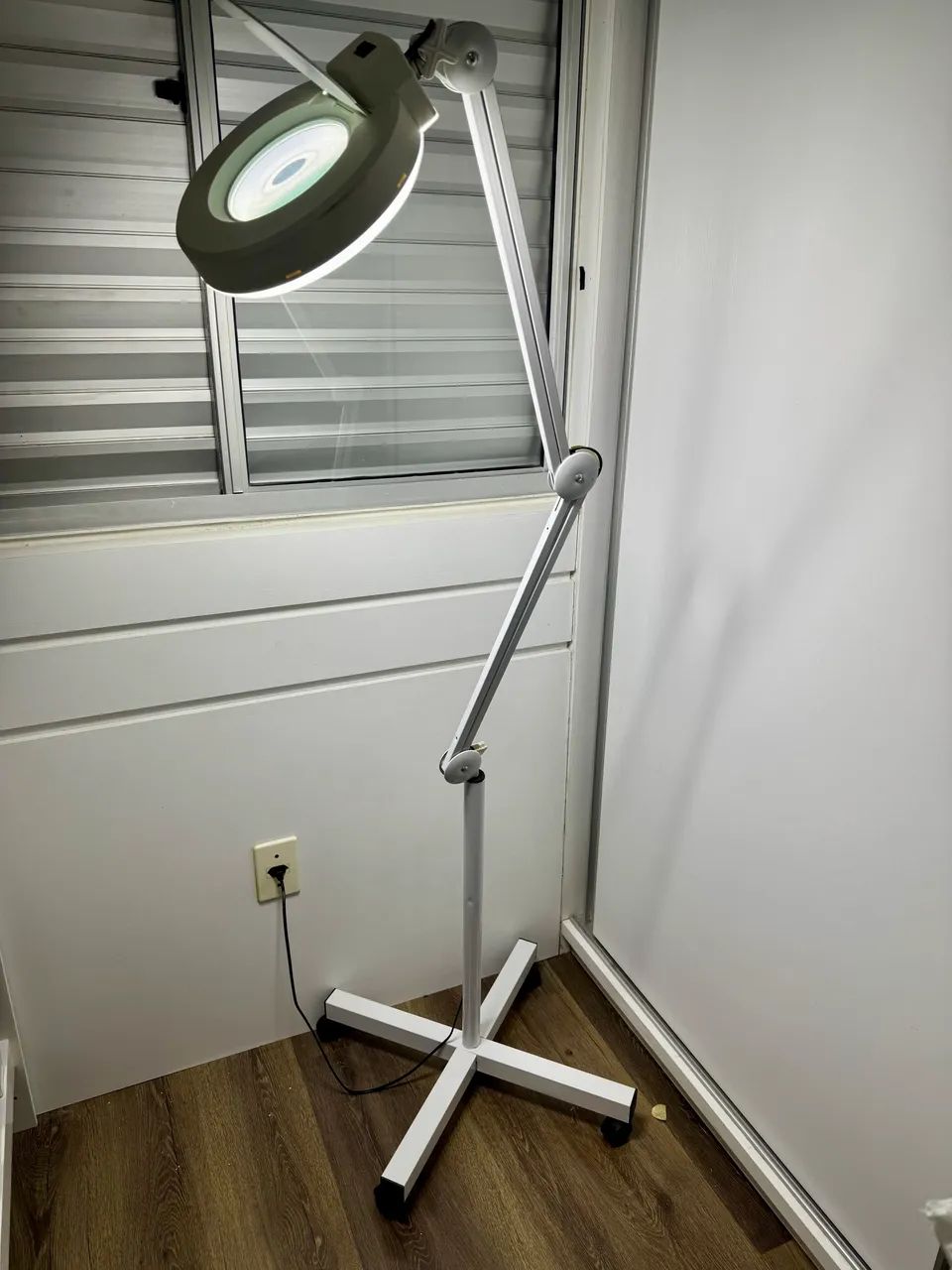Lupa LED Profissional com Pedestal - Bivolt - Foto 2
