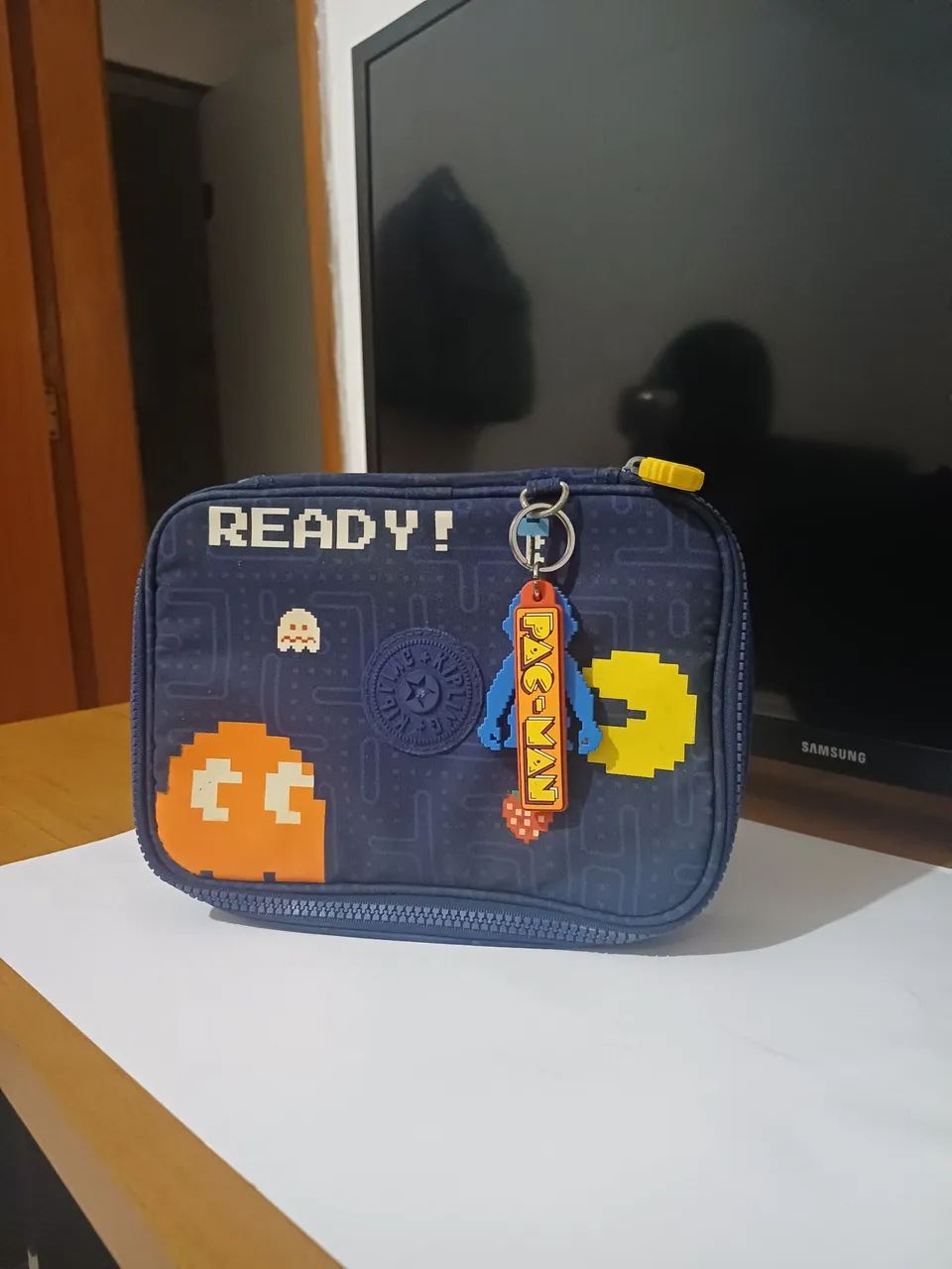 Estojo kipling original Pac man 100 pens