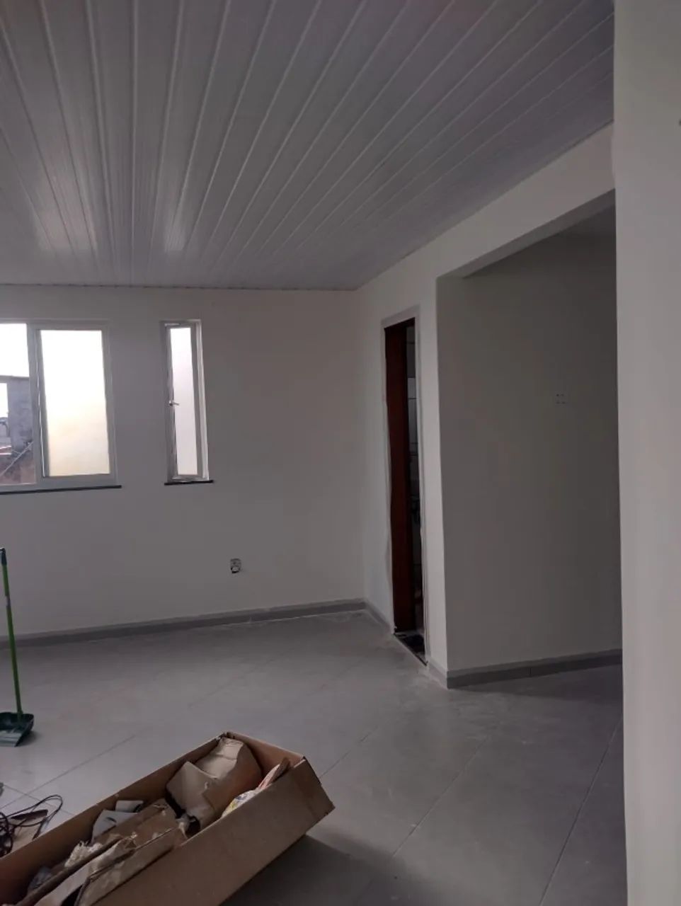 EXECUTO SERVIÇOS:CARPINTEIRO,PEDREIRO,PINTOR DE PAREDE,ACENTAMENTO DE PISO E PORTAS. - Foto 2