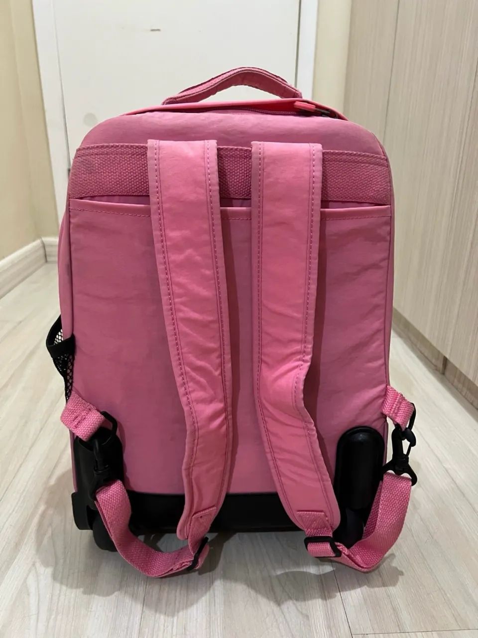 mochila kipling - com rodinhas e alça para costas (2 em 1) - Foto 3