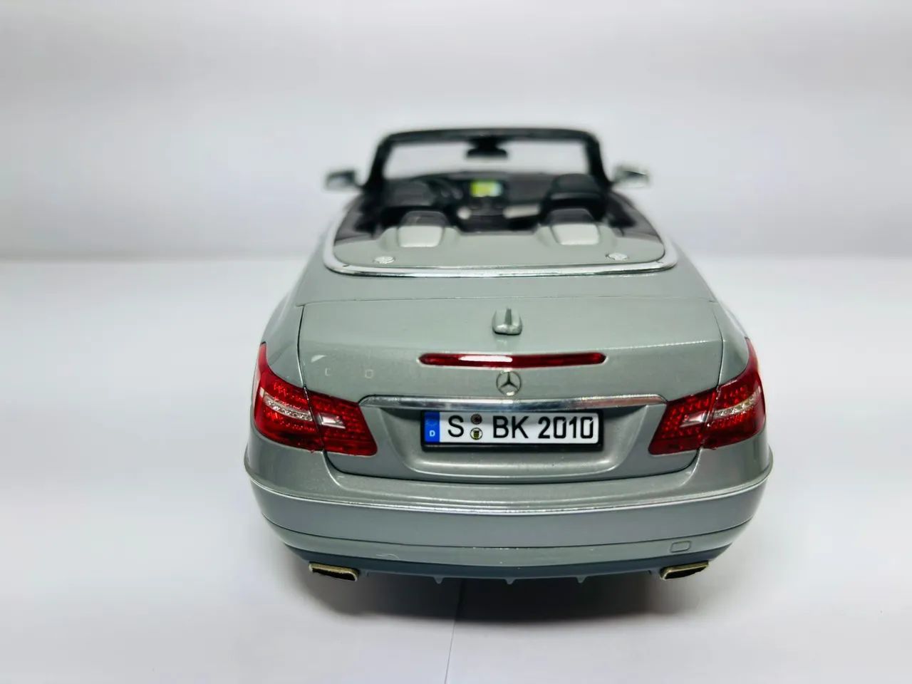 Miniatua Mercedes Benz Classe E500 1/18 - Foto 4