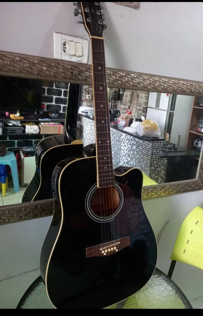 Violão elétrico.
