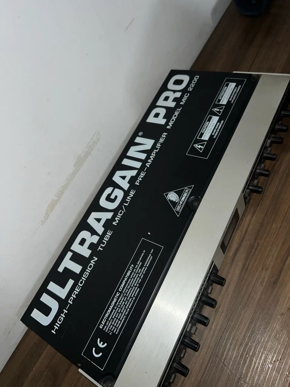 Pre Amp mic/line Behringer Ultragin pro MIC2200 - Equipamentos e