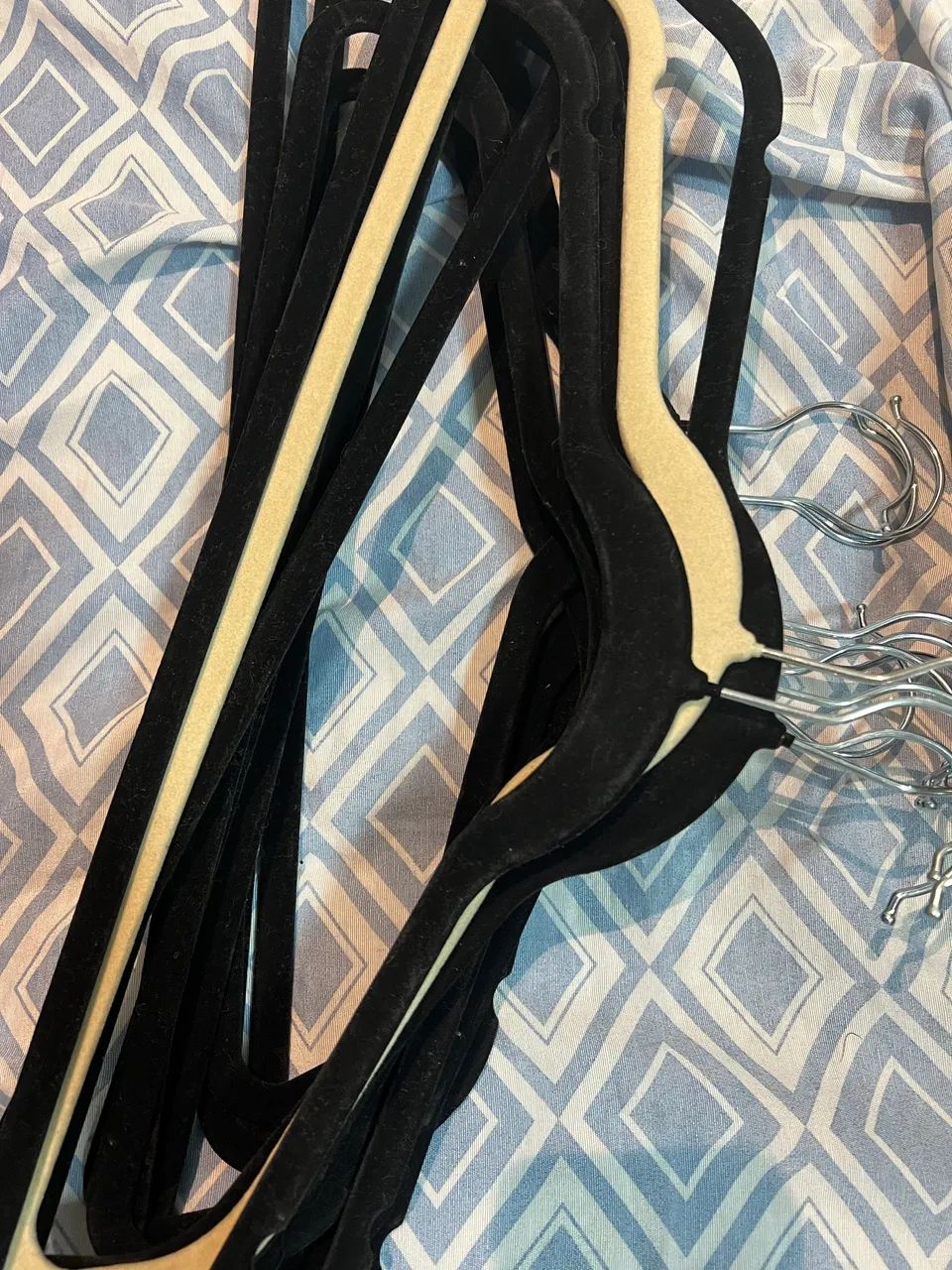 1 Cabide branco OU preto 