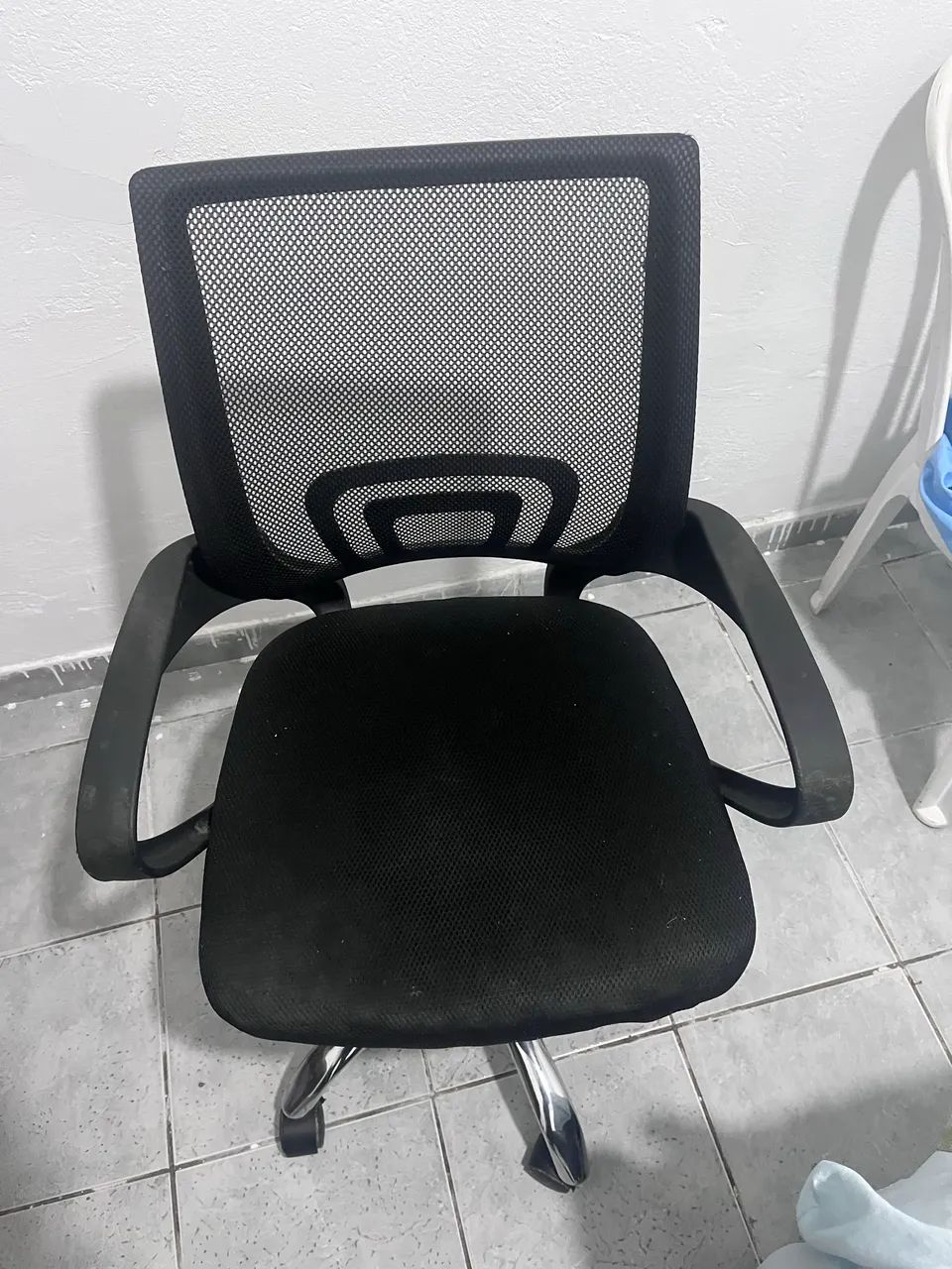 vendo cadeira de escritório semi nova - Foto 2