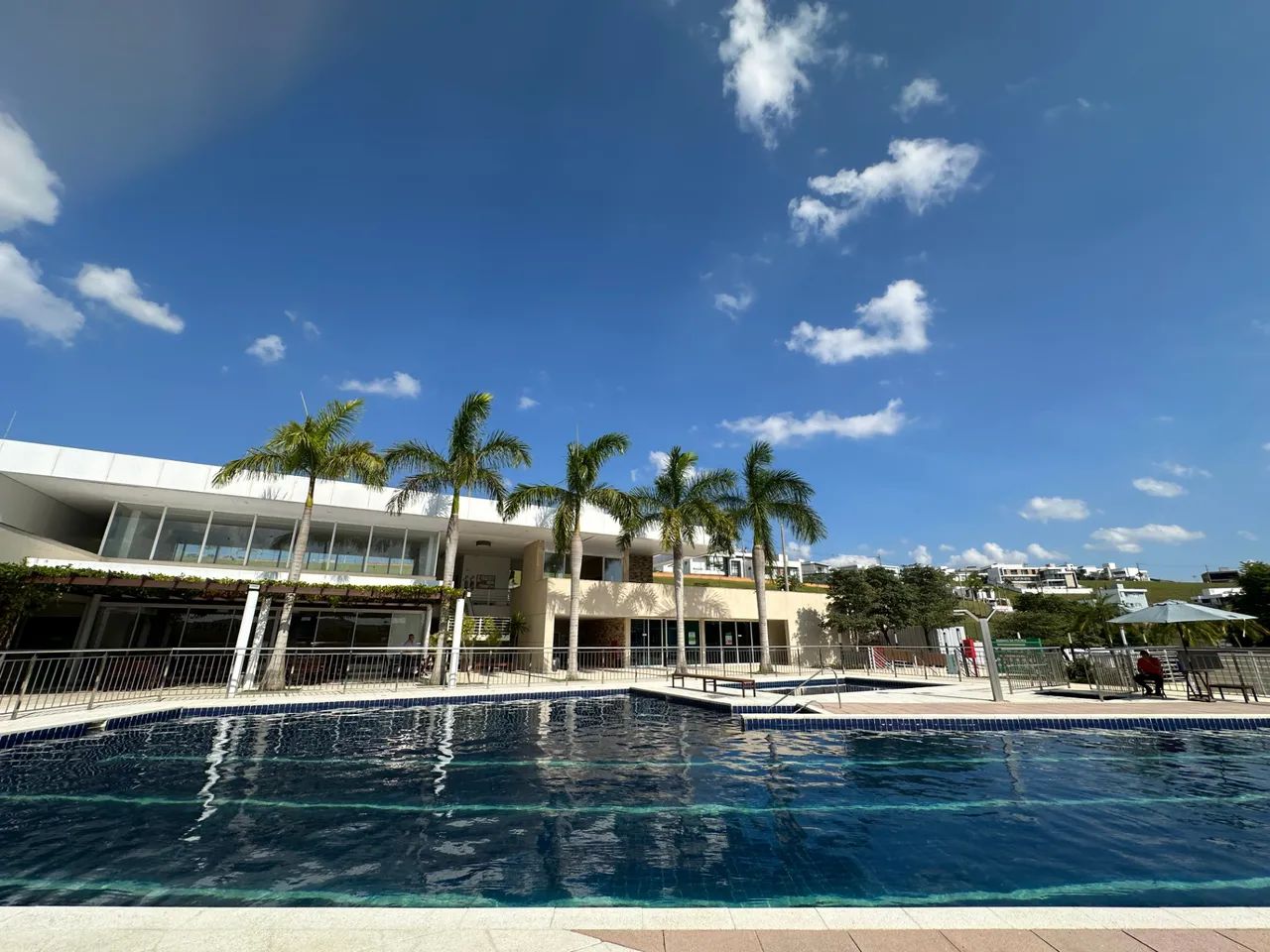 Casa 4 Quartos com Suítes, Piscina e Sauna no Alphaville