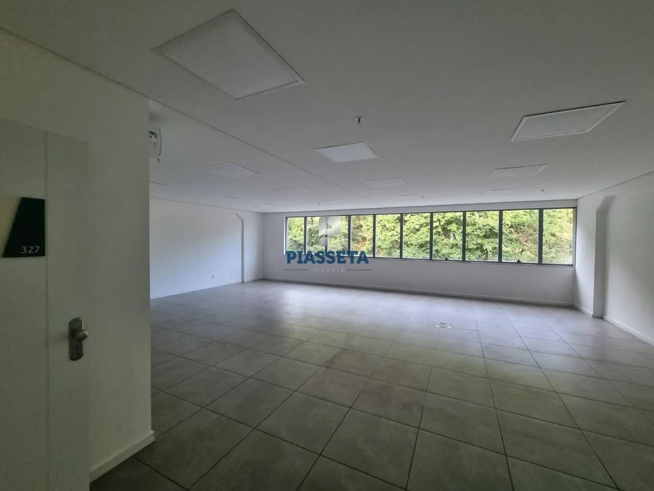 Sala com 101,73m² com vista para área verde pronta para uso no SC 401 Square Corporate