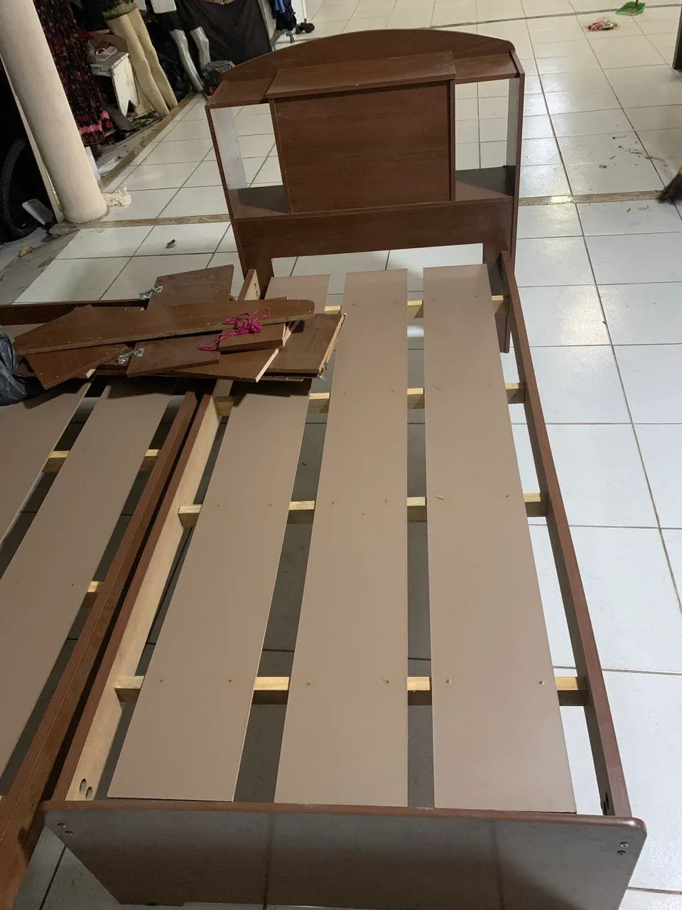 Cama de solteiro de madeira pura com baú 