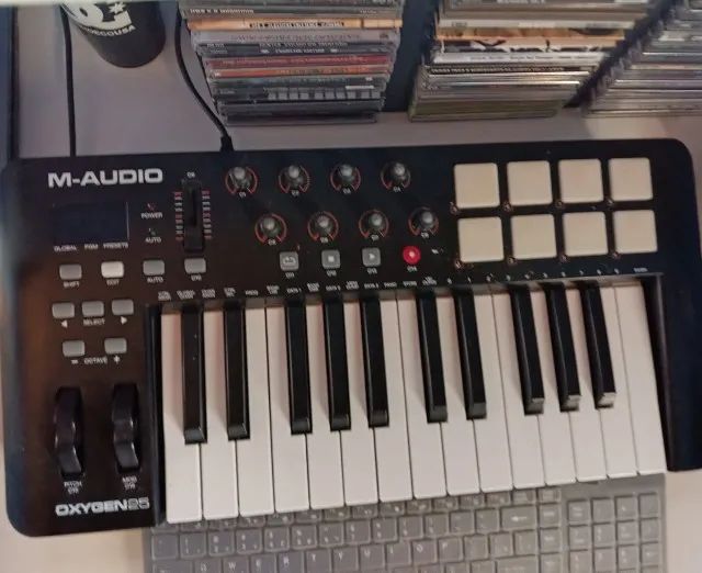 Vendo controlador semi novo marca M-Audio, 25 teclas, 8 pads excelente estado!
