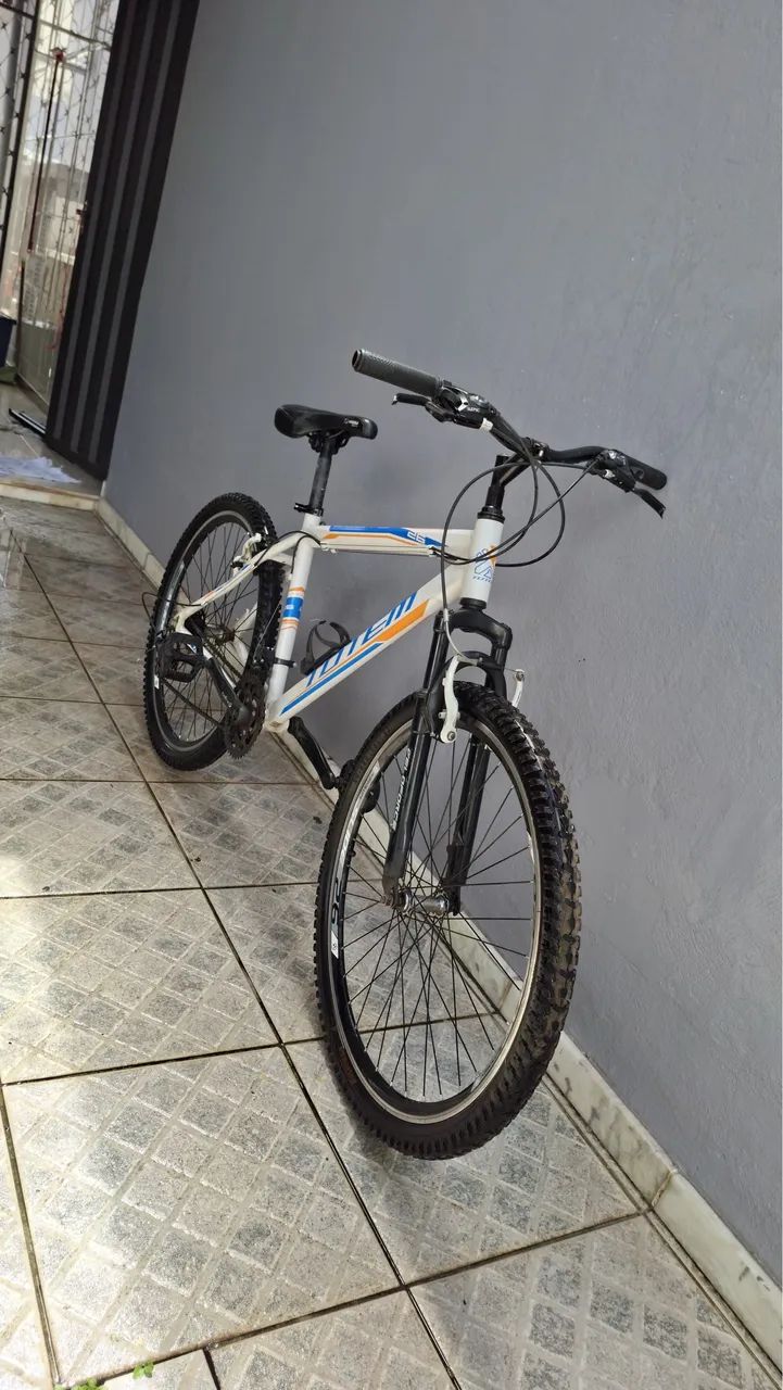  bicicleta de montanha da marca Totem, equipada com rodas de tamanho 26 polegadas.   - Foto 3