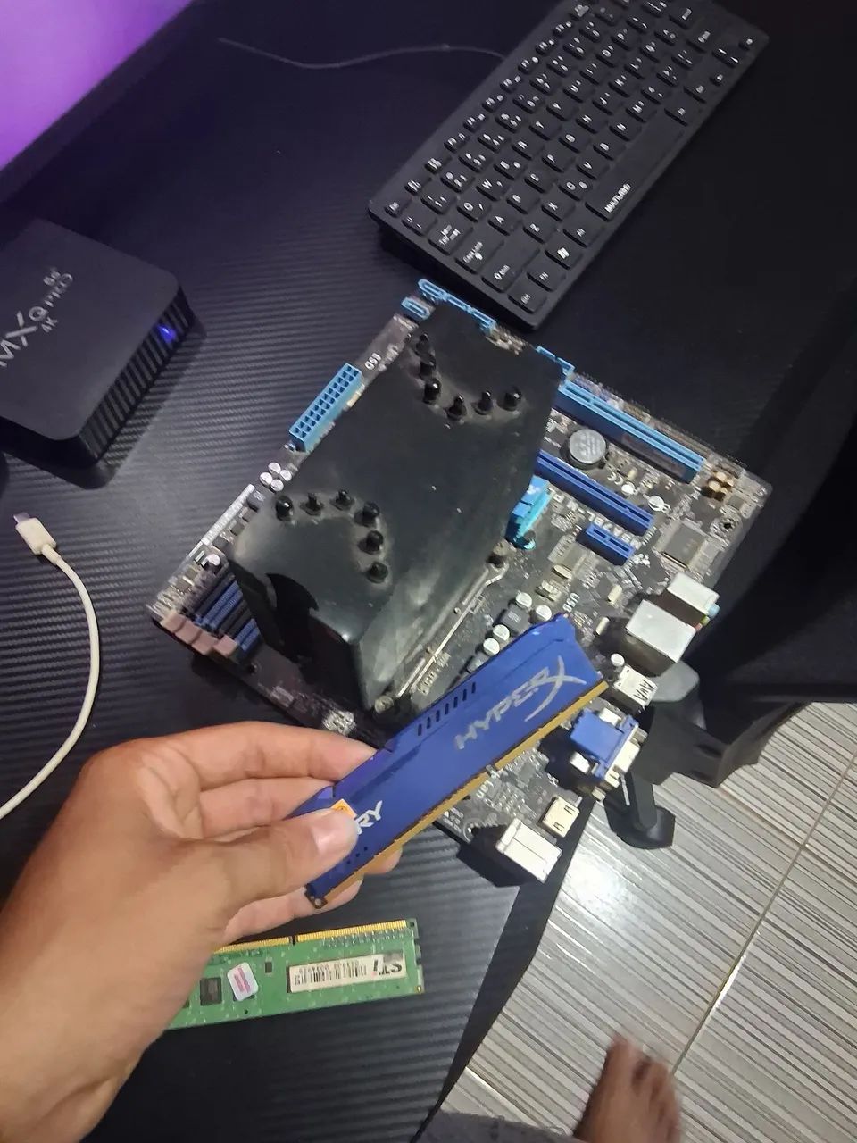 Placa mae asus com memória ram de 8gb e uma de 4gb - Foto 2