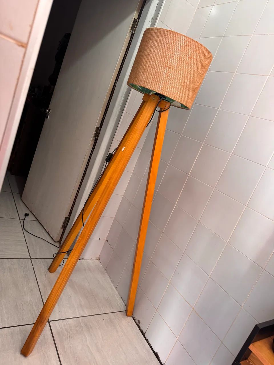 Luminária de piso tripé - Foto 3