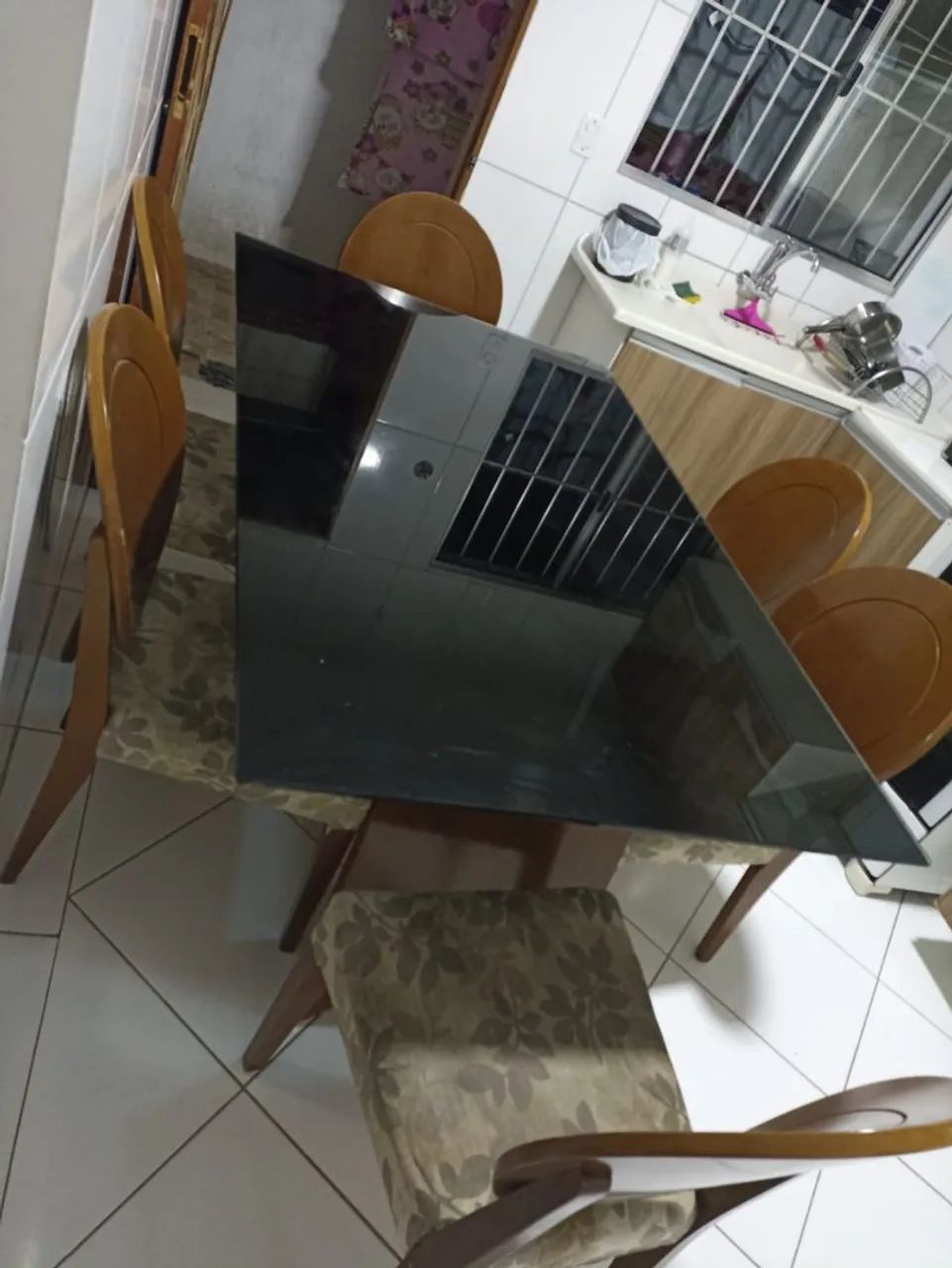 Mesa com tampão de vidro com 06 cadeiras