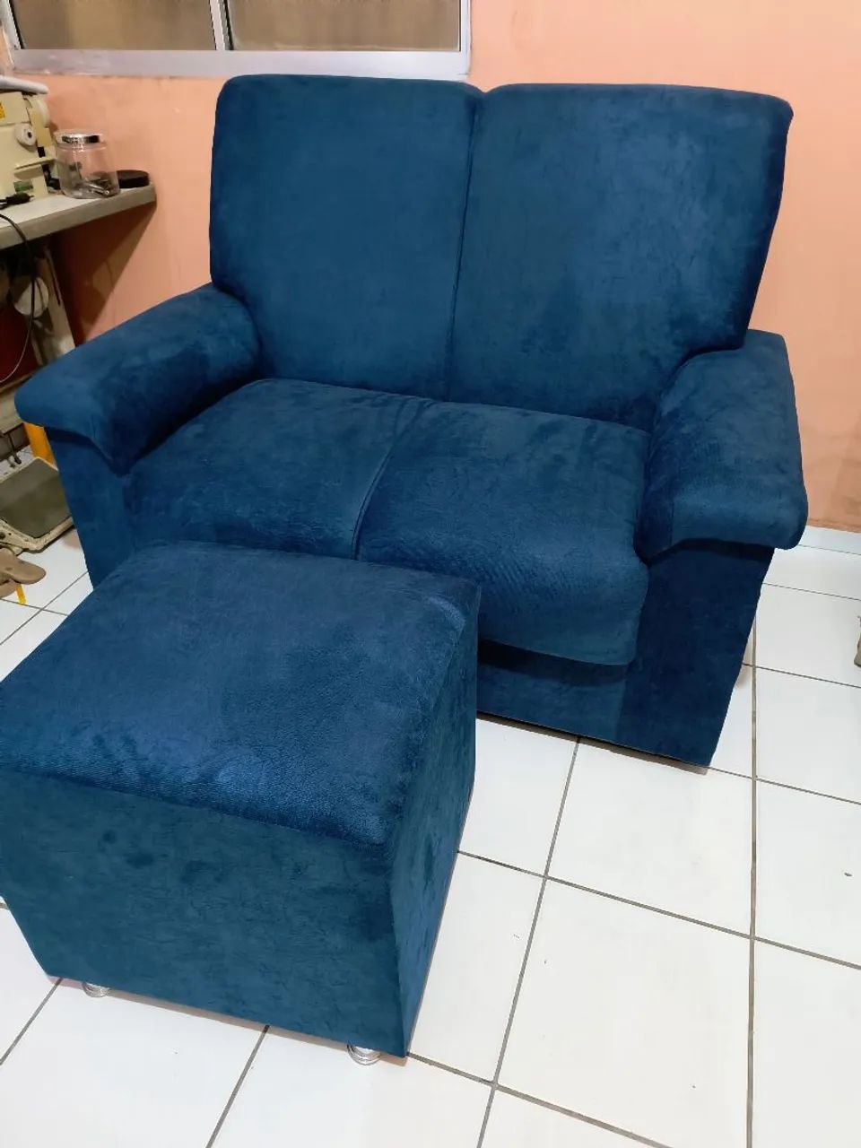 Sofá de dois lugares +puff - Foto 4