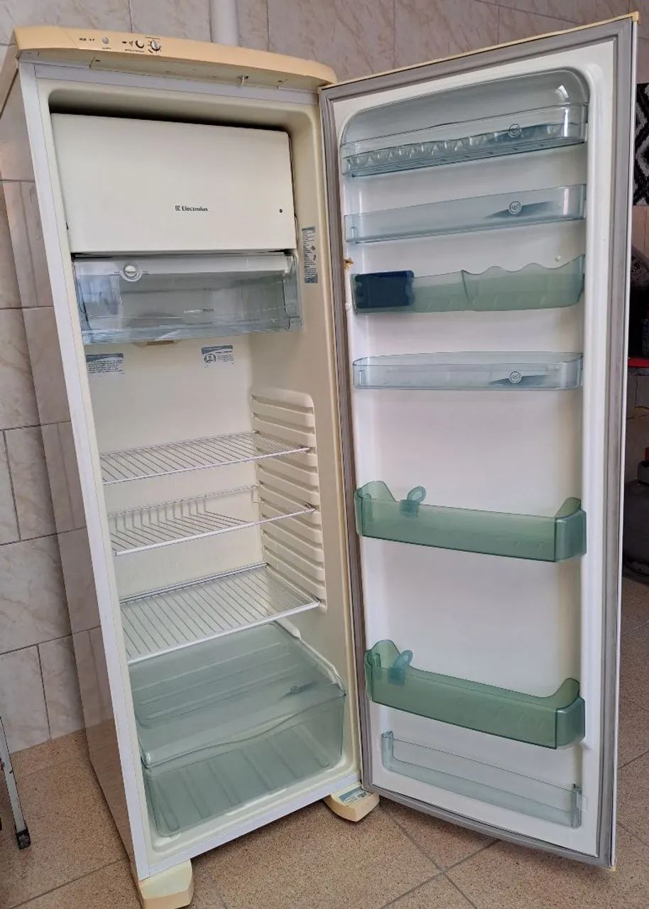 Geladeira Eletrolux RE37 (bem conservada)