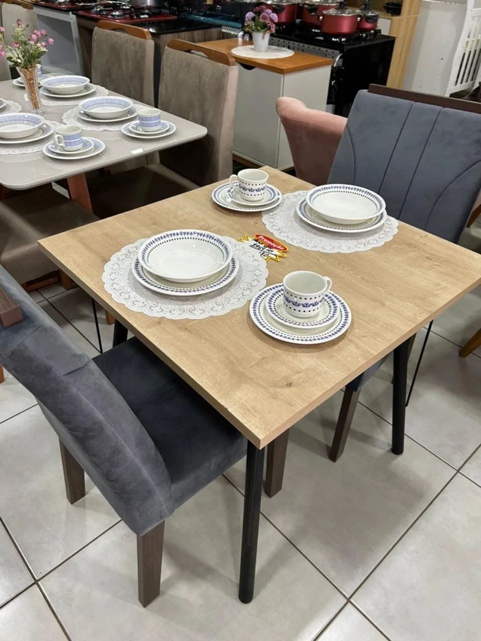 Mesa de 2 lugares com cadeiras 
