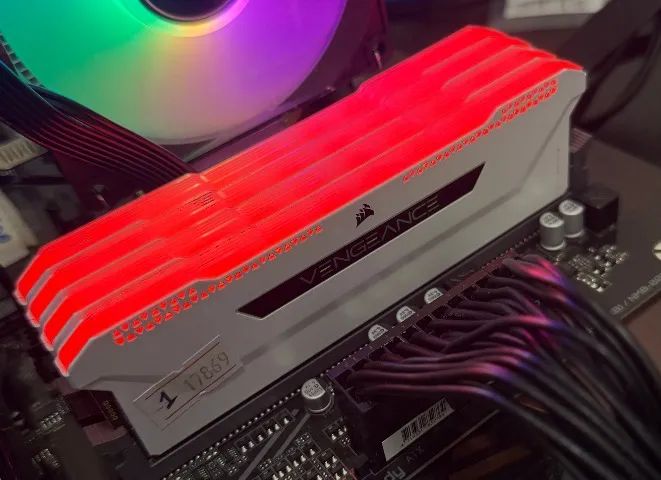 Kit Memórias DDR4 32gb(4x8)3200MHZ Corsair Vengeance Pro White RGB- Loja física