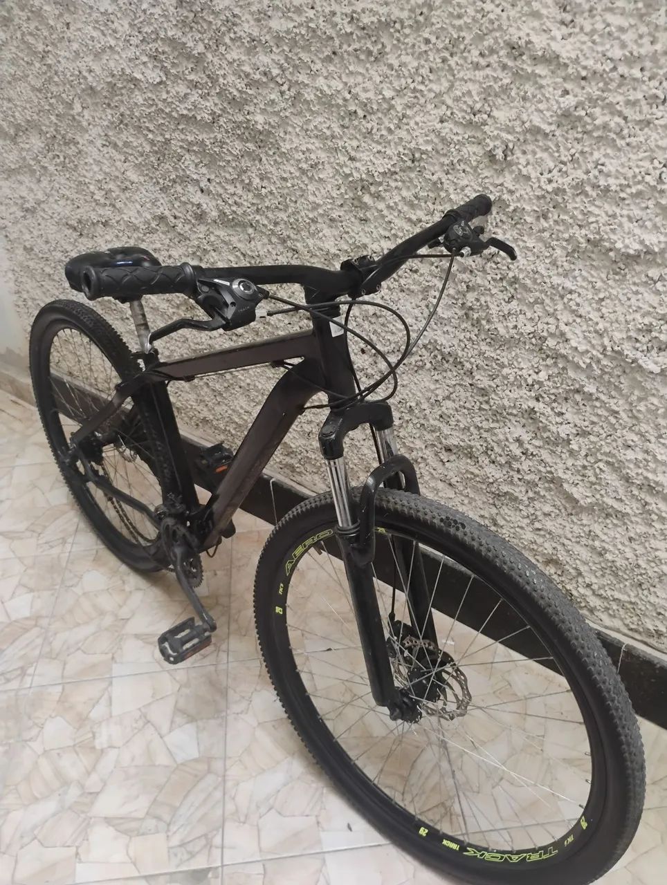 Bicicleta Tracker Aro 29. Precisa colocar corrente no lugar e regular freios.