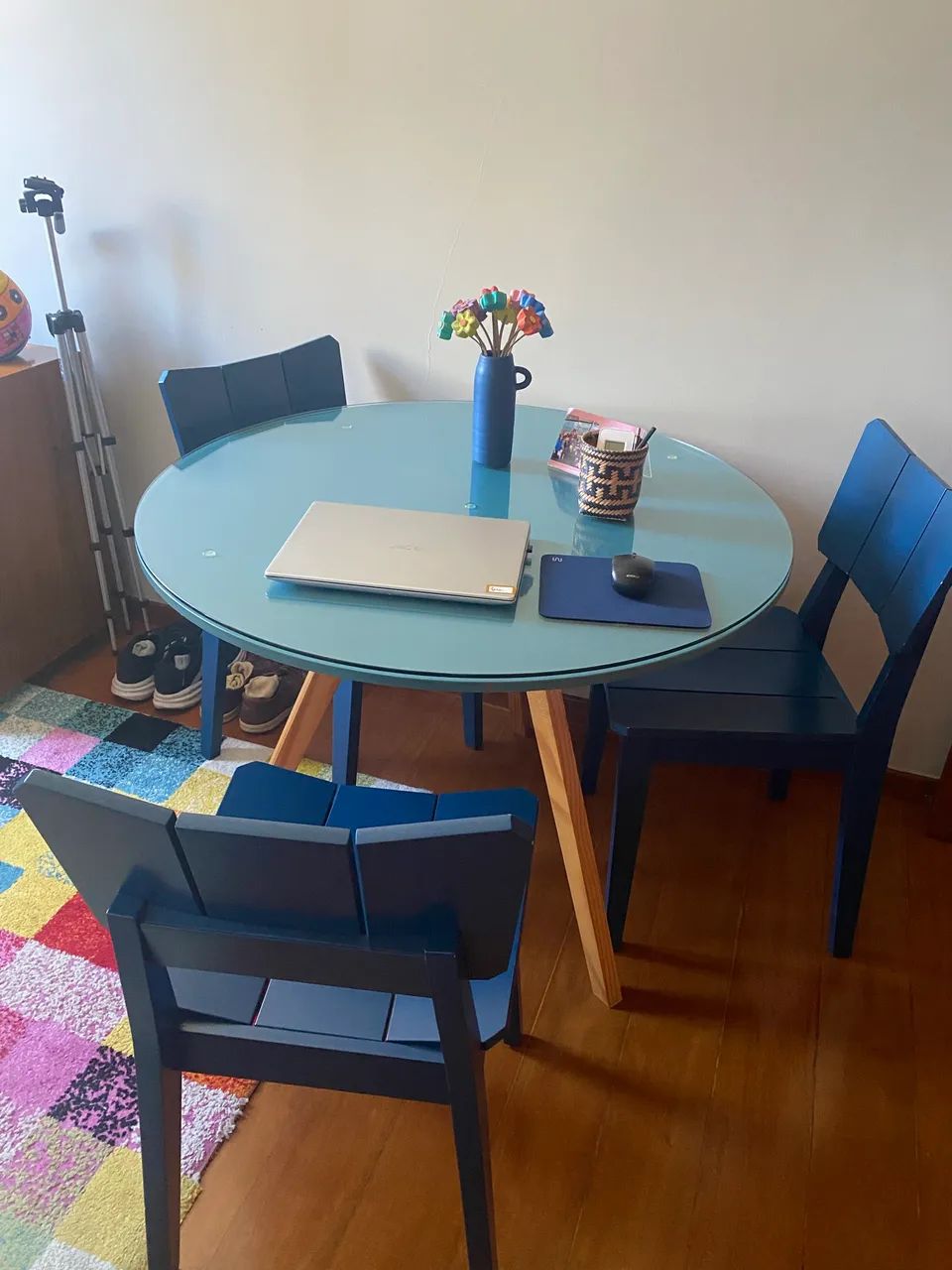 Conjunto três cadeiras Uma e mesa laqueada azul 98 cm, marca Oppa - Foto 2