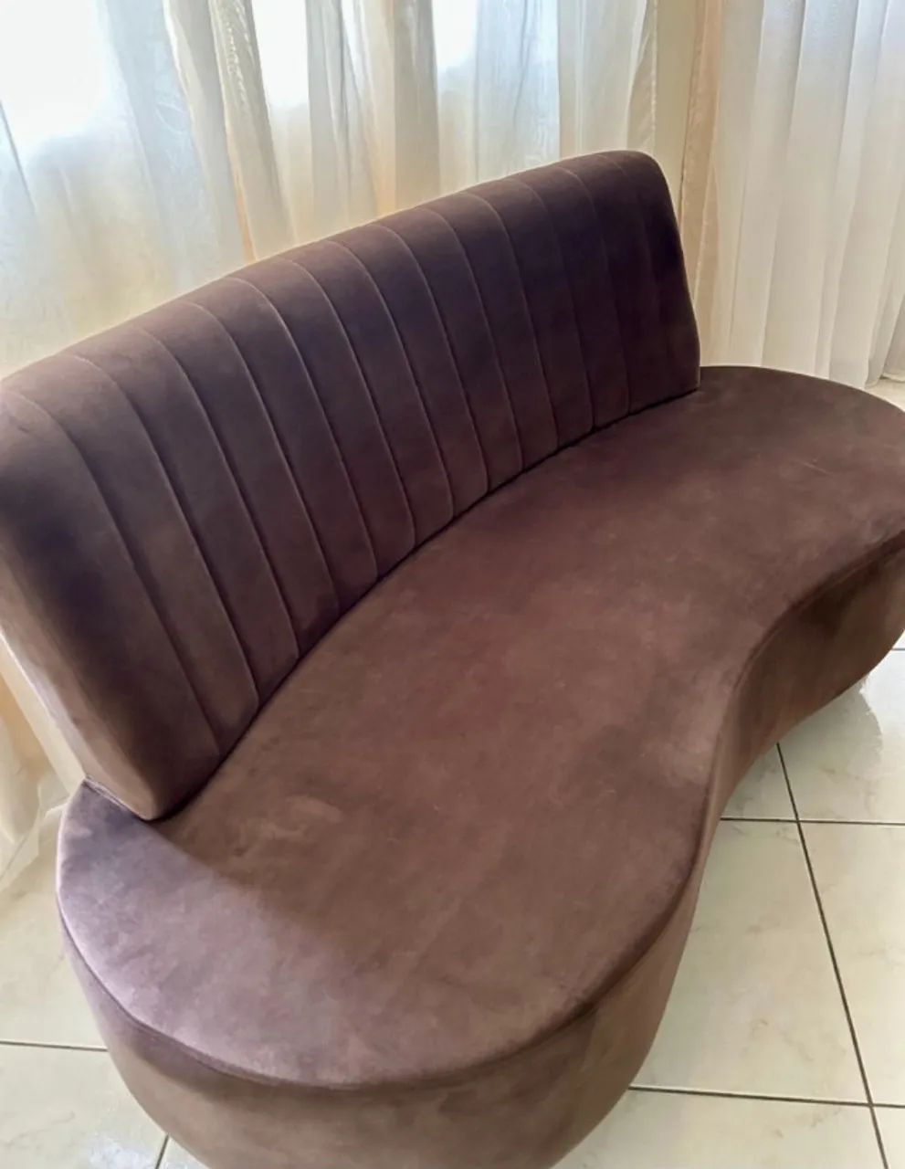 Aproveitem! Lindo sofá em veludo marrom