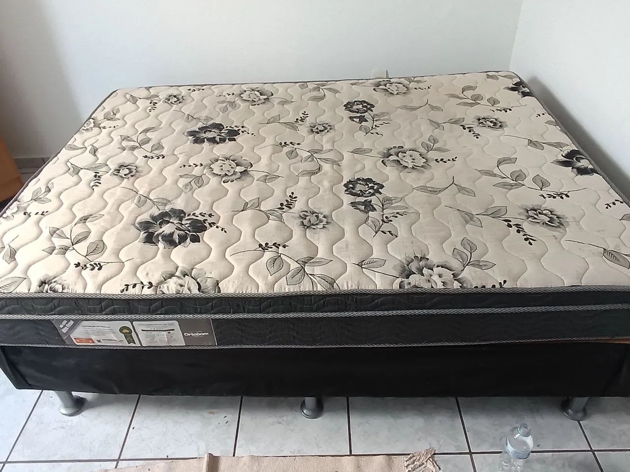 Cama e colchão de casal