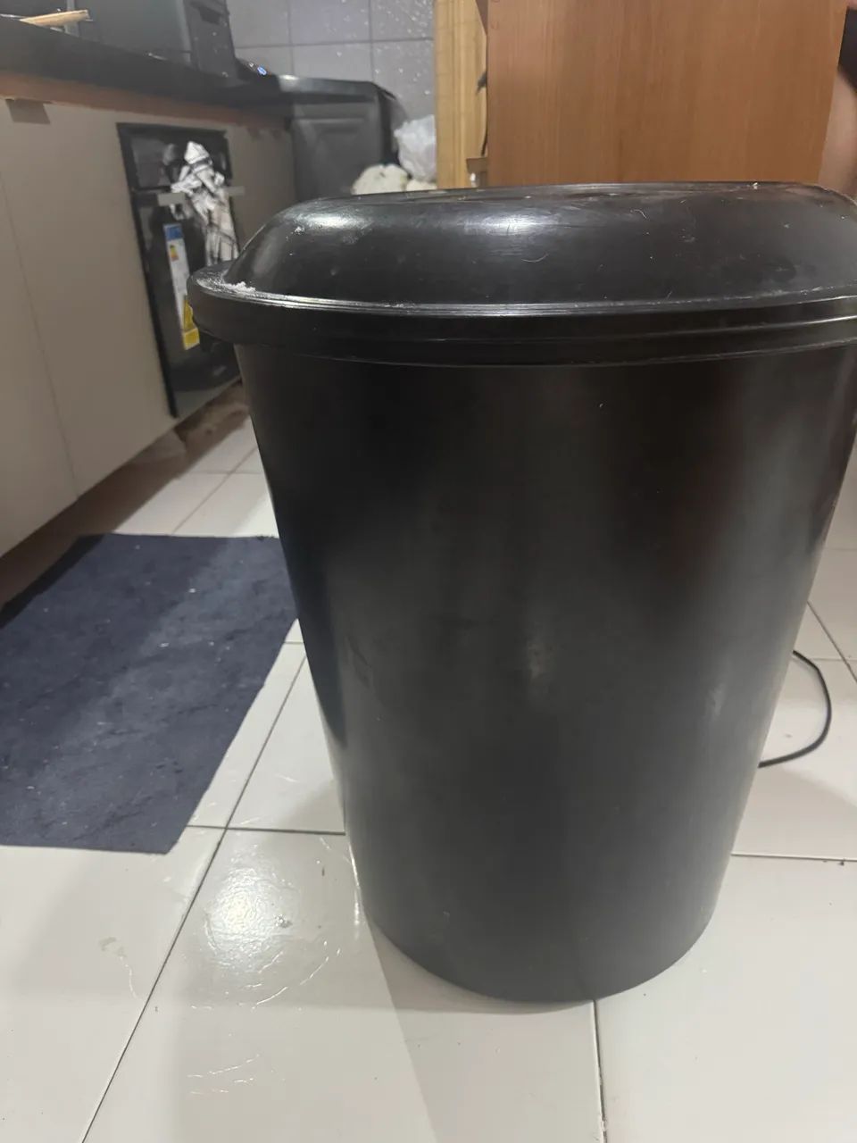 Vende-se cesto/lixeira de plástica de 200l - Foto 2